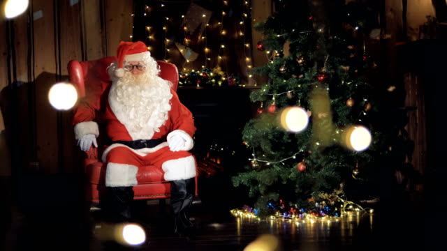 Santa-Clause-einlädt,-gestikulieren-in-Kamera.-4K.