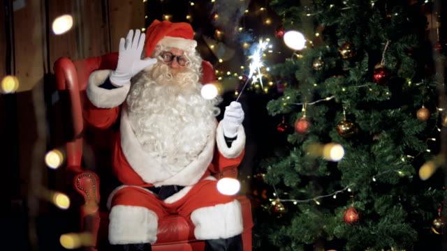 Santa-Claus-mit-Wunderkerzen-in-Händen-tanzen.-4K.