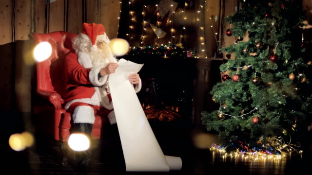 Papá-Noel-leyendo-cartas-junto-a-la-chimenea-de-Navidad.-4K.