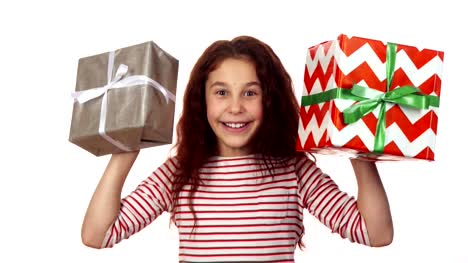 Feliz-chica-sosteniendo-dos-regalos-de-la-Navidad-en-sus-manos