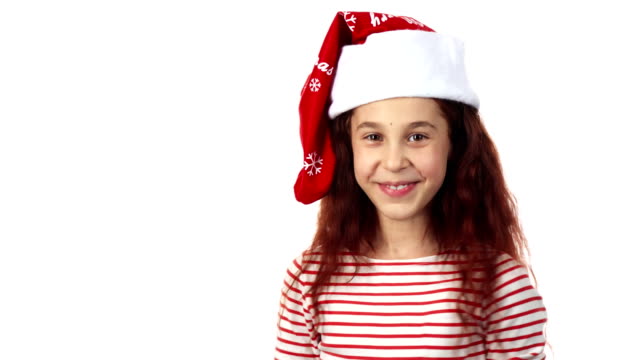Eine-Mädchen-in-eine-Weihnachtsmann-Mütze-lächelt-in-die-Kamera