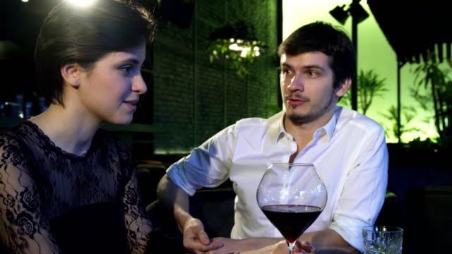 Liebende-Paar-sprechen-freudig-während-auf-ein-Datum-im-restaurant