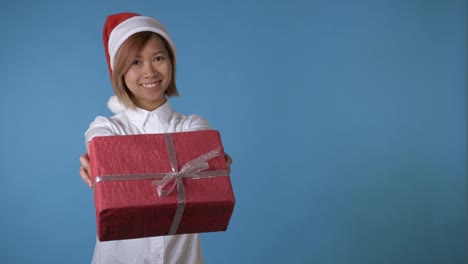 schöne-Mädchen-wie-Santa-Holding-Geschenk