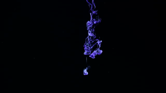 Abstrakte-bunte-violette-Tinte-in-Wasser-auf-schwarzem-Hintergrund.-Dropping-Tinte-in-Wasser,