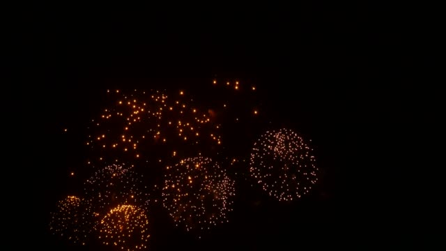 Feuerwerk-in-der-Nacht-zu-Neujahr-Weihnachten-und-anderen-Feiertagen.
