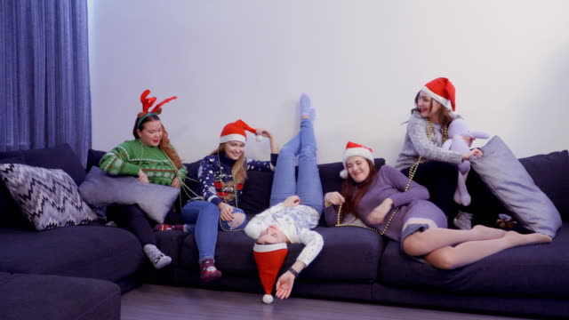 Fünf-Mädchen-haben-Spaß-am-Sofa-zu-Hause,-am-Vorabend-von-Weihnachten