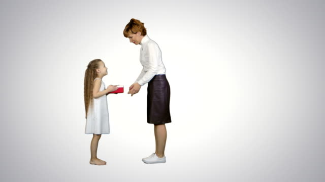 Schöne-junge-Mutter-ein-Geschenk-geben-ihr-charmantesten-kleines-Mädchen-auf-weißem-Hintergrund