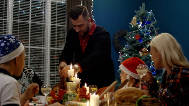 Hombre-talla-de-Turquía-en-la-cena-de-Navidad
