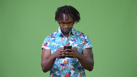 Hombre-joven-guapo-africano-turista-usar-teléfono