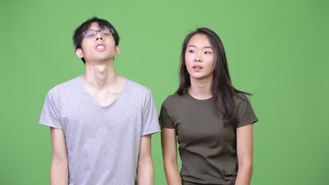Joven-pareja-asiática-busca-decepcionado-juntos