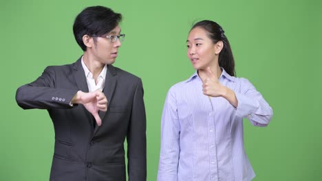 Junge-asiatische-Geschäft-Paare-haben-unterschiedliche-Entscheidungen-zusammen