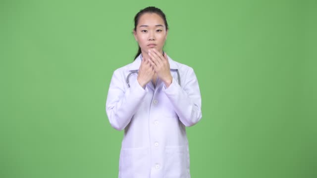 Junge-schöne-asiatische-Frau-Doktor-zeigt-drei-weisen-Affen-Konzept