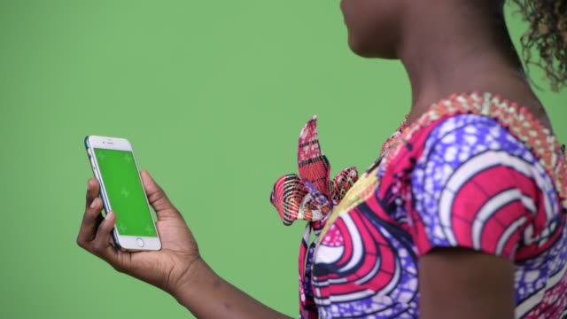 Junge-afrikanische-Frau-mit-Telefon