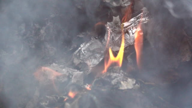 Feuer-brennen-auf-Müll-Haufen-Luftverschmutzung-Zeitlupe