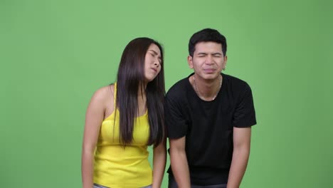 Junge-asiatische-Paar-miteinander-frustriert-suchen