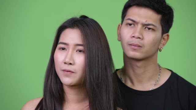 Joven-pareja-asiática-pensando-juntos-mientras-mira-preocupado