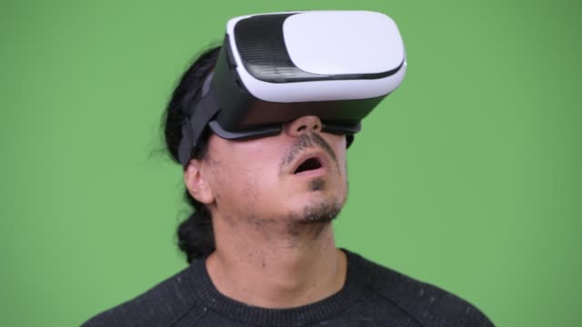 Gut-aussehender-Mann-mit-virtual-Reality-Kopfhörer