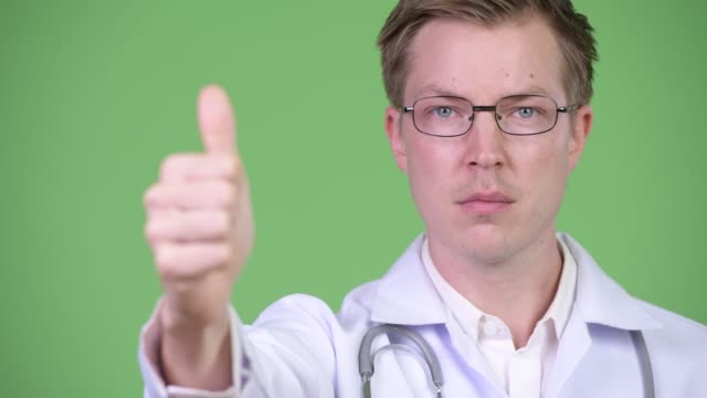 Junger-Mann-Arzt-macht-Thumb-Up-Geste
