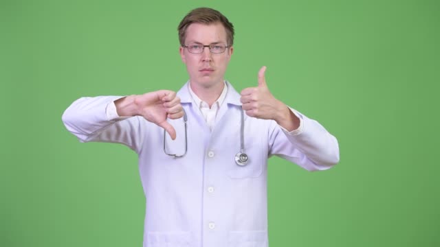 Médico-toma-decisión-y-mostrando-pulgar-arriba-y-pulgar-abajo