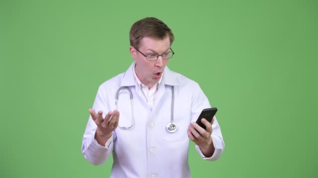Überrascht-Mann-Arzt-mit-Handy-während-der-Suche-glücklich