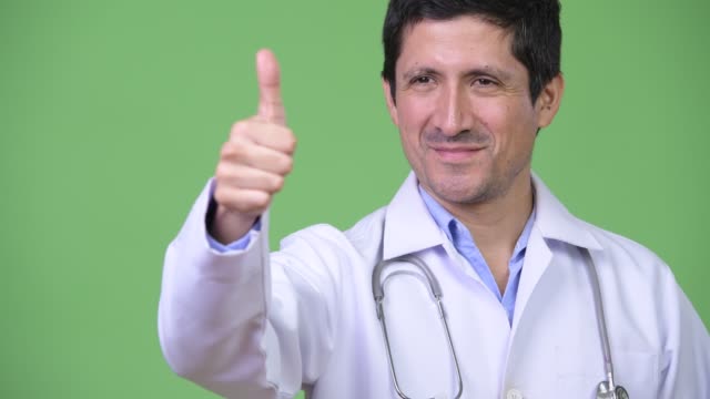Glücklich-Hispanic-Mann-Arzt-Daumen-aufgeben