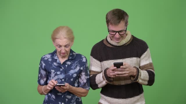 Glückliche-Großmutter-und-Enkel-mit-Handy-zusammen