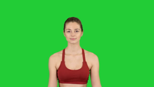 Yoga-lächelnde-Frau-mit-Händen-auf-einem-Green-Screen,-Chroma-Key-gekoppelt