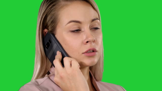 Gesicht-des-jungen-fröhlich-Geschäftsfrau-telefonieren-mit-Handy-auf-einem-Green-Screen,-Chroma-Key