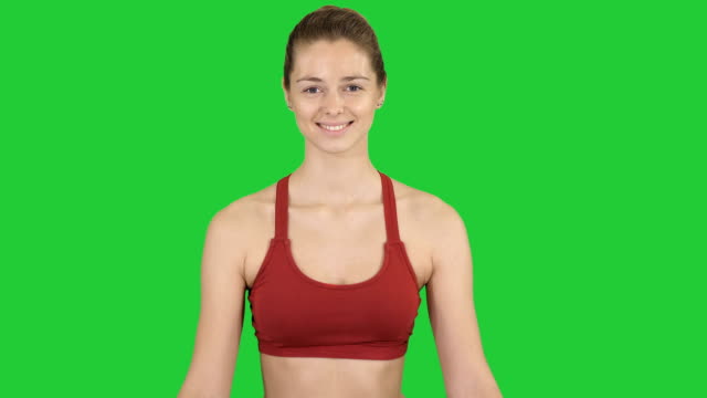 Frau-praktizieren-Yoga-Meditation,-die-lächelnd-auf-einem-Green-Screen,-Chroma-Key
