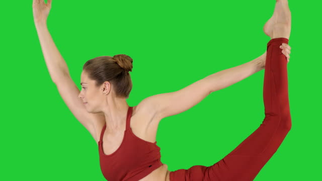 Jung-sportlich-attraktive-Frau-praktizieren-Yoga-auf-einem-Green-Screen,-Chroma-Key