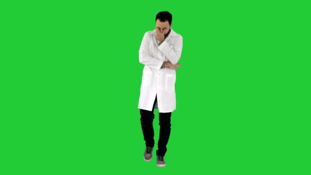 Müde-Arzt-zu-Fuß-auf-einem-Green-Screen,-Chroma-Key