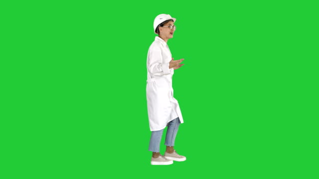 Woman-engineer-walkin-and-talking-emotionaly-on-a-Green-Screen,-Chroma-Key