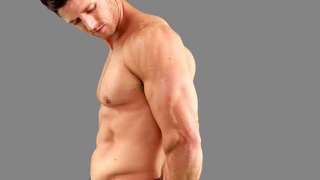 Muskuläre-Mann-seine-Muskeln-anpassen