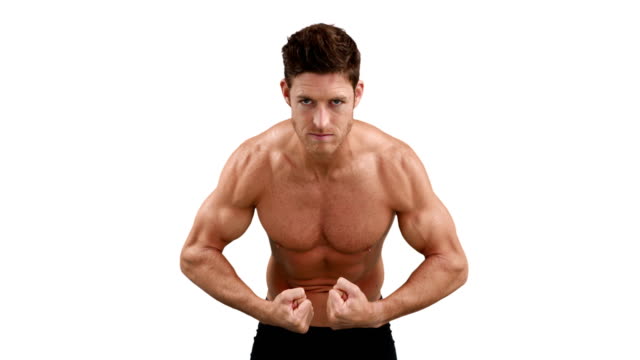 Muscular-man-flexionar-los-músculos