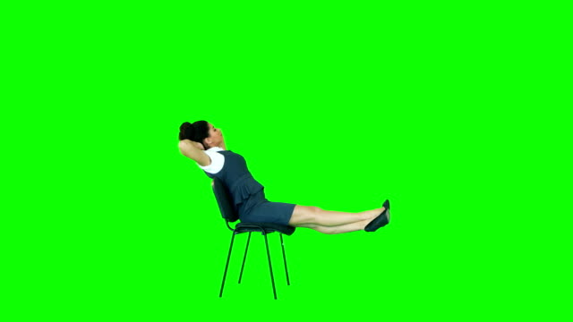 Attraktive-Frau-witting-auf-Stuhl-mit-Beine-hoch