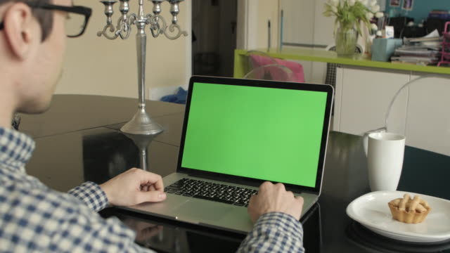 Ein-Mann-Art-auf-einem-Laptop-an-seinem-Schreibtisch