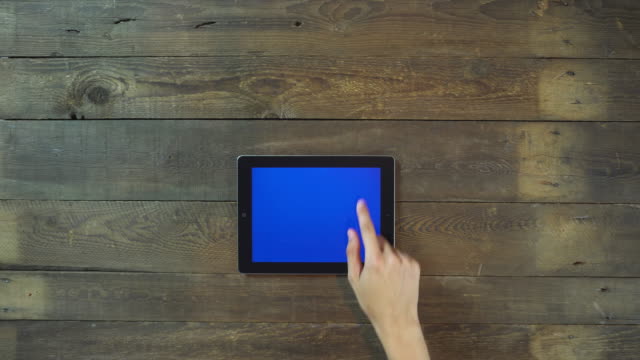 Seitenhiebe-auf-Hand-Digital-Tablette-mit-Bluescreen