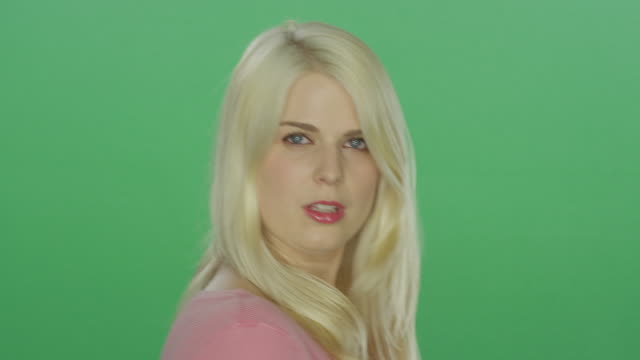 Schöne-blonde-Frau-mit-blauen-Augen,-flirty-und-schwül,-auf-einem-green-Screen-Studio-Hintergrund