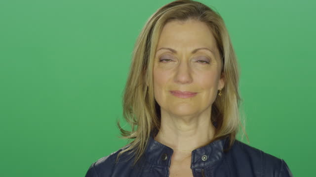 Schöne-mittlere-gealterte-Frau-beginnt-zu-Lächeln,-auf-eine-Greenscreen-Studio-Hintergrund