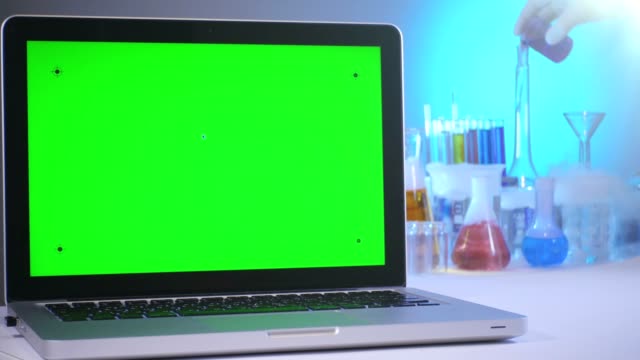 Laptop-mit-grünem-Bildschirm-im-Labor