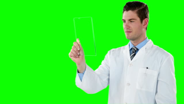 Médico-utiliza-tableta-futurista