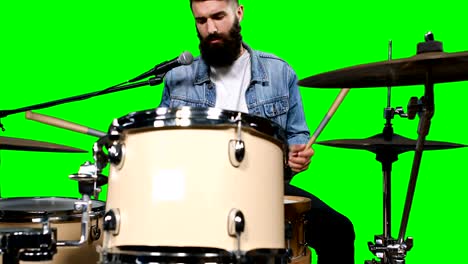 Männliche-Drumer-spielen-Trommel