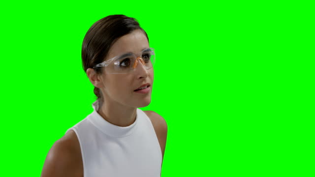 Geschäftsfrau,-die-futuristische-Brillen-tragen,-während-der-Verwendung-digitalen-Bildschirms