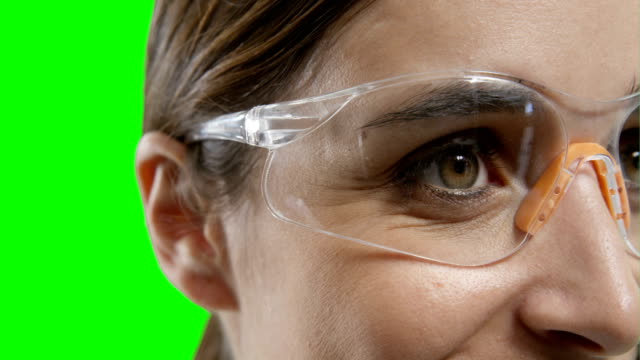 Nahaufnahme-der-Trägerin-Schutzbrille