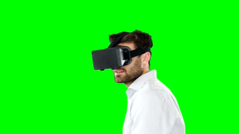 Hombre-usando-casco-de-realidad-virtual