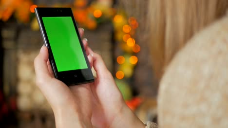 Mujer-con-smartphone-con-pantalla-verde