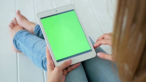 Mujer-usando-computadora-de-tableta-con-pantalla-verde