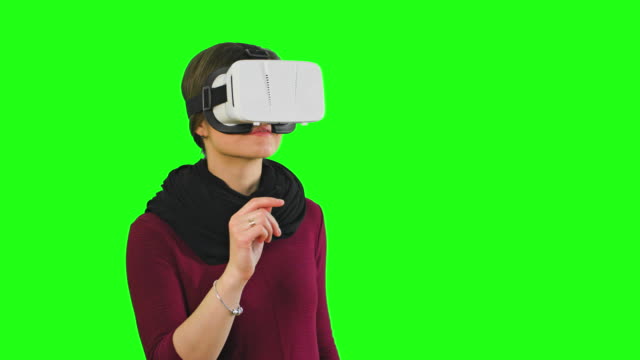 Mujer,-girar-su-cabeza-con-un-casco-de-VR-en