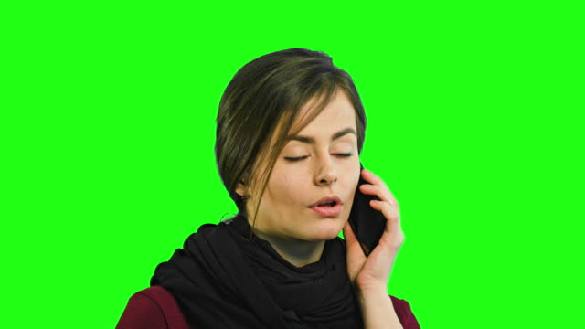 Eine-junge-Dame-am-Telefon-sprechen