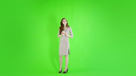 mujer-caucásica-studio-verde-aislado-sexy-flaca-20s-4-k-casual-vestido-largo